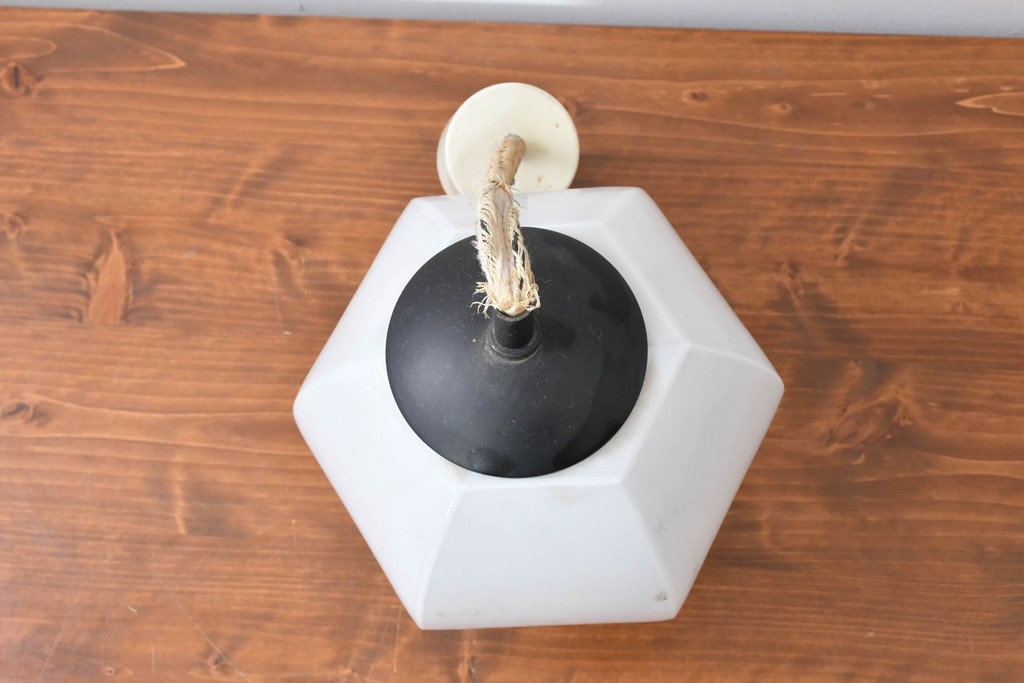 和製ヴィンテージ　昭和レトロ　やわらかな丸みと面取りの造形が美しいガラスの吊り下げ照明　(R-085108)