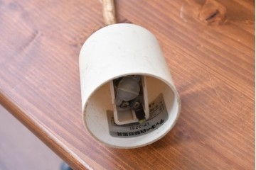 和製ヴィンテージ　昭和レトロ　やわらかな丸みと面取りの造形が美しいガラスの吊り下げ照明　(R-085108)