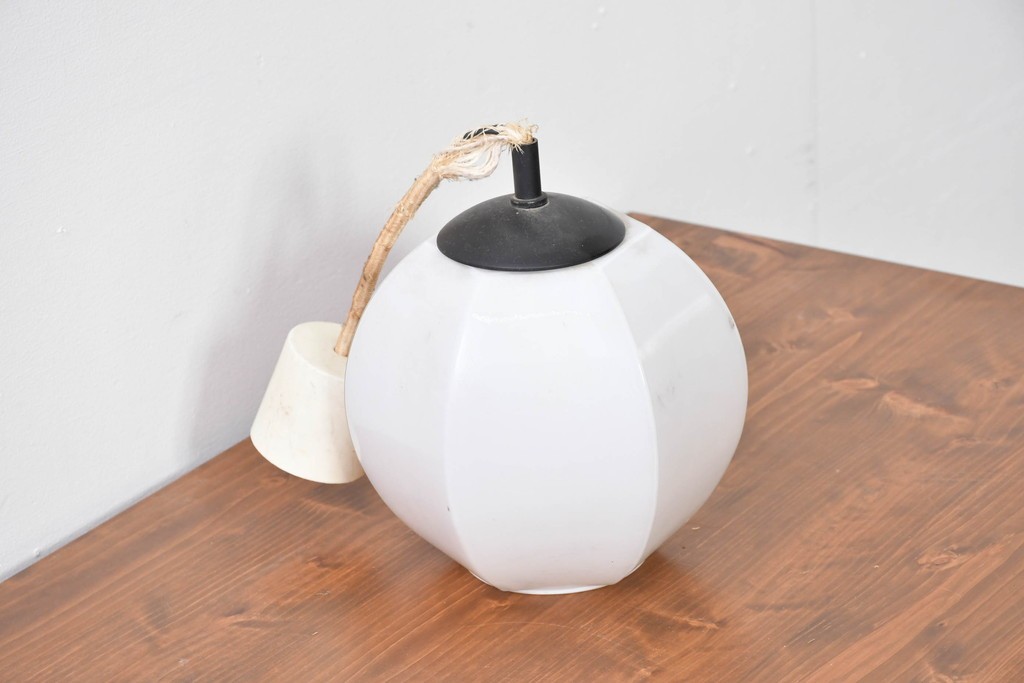 和製ヴィンテージ　昭和レトロ　やわらかな丸みと面取りの造形が美しいガラスの吊り下げ照明　(R-085108)