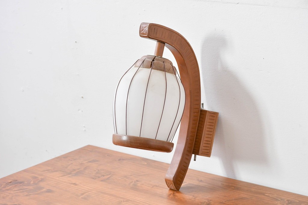 和製ヴィンテージ　緩やかな曲線フレームの木製ウォールライト　(R-085109)