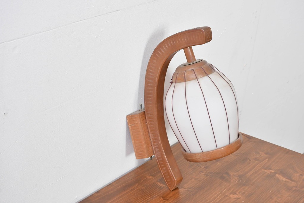 和製ヴィンテージ　緩やかな曲線フレームの木製ウォールライト　(R-085109)