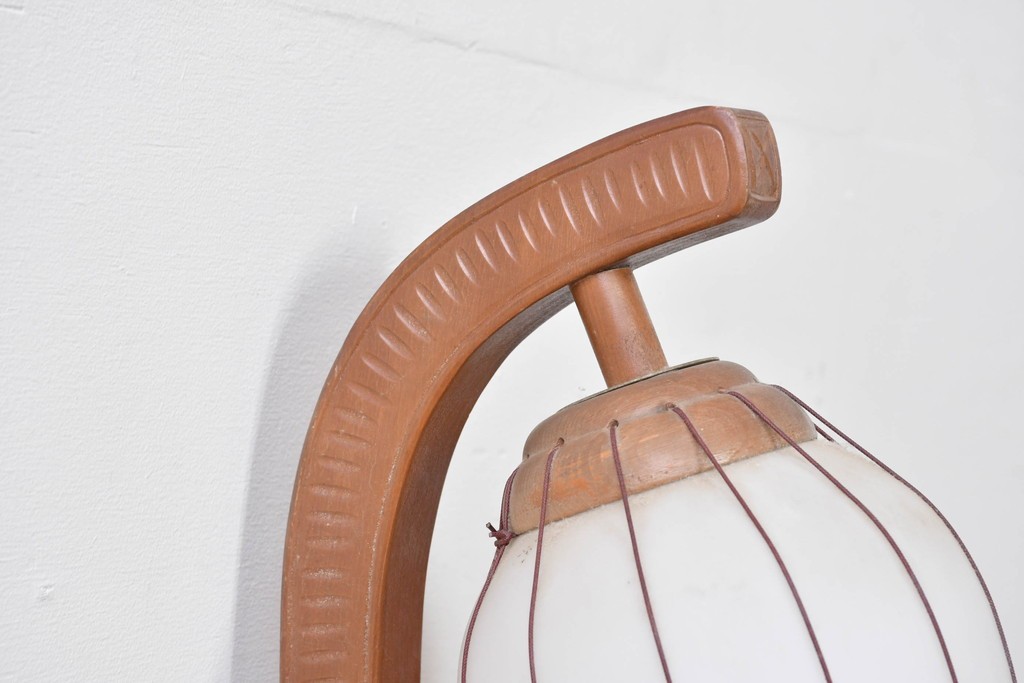 和製ヴィンテージ　緩やかな曲線フレームの木製ウォールライト　(R-085109)