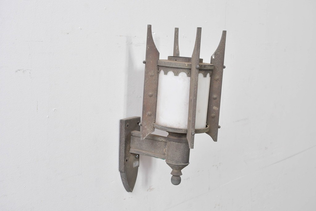 和製アンティーク　古い洋館の趣を感じさせる大振りな真鍮製ウォールライト　(R-085110)