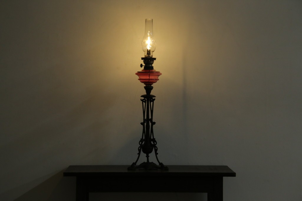 和製アンティーク　オイルランプをリメイク　凝った装飾が目を引くスタンドライト　(R-085113)