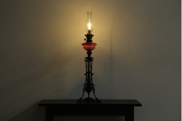 和製アンティーク　オイルランプをリメイク　凝った装飾が目を引くスタンドライト　(R-085113)