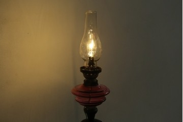 和製アンティーク　オイルランプをリメイク　凝った装飾が目を引くスタンドライト　(R-085113)