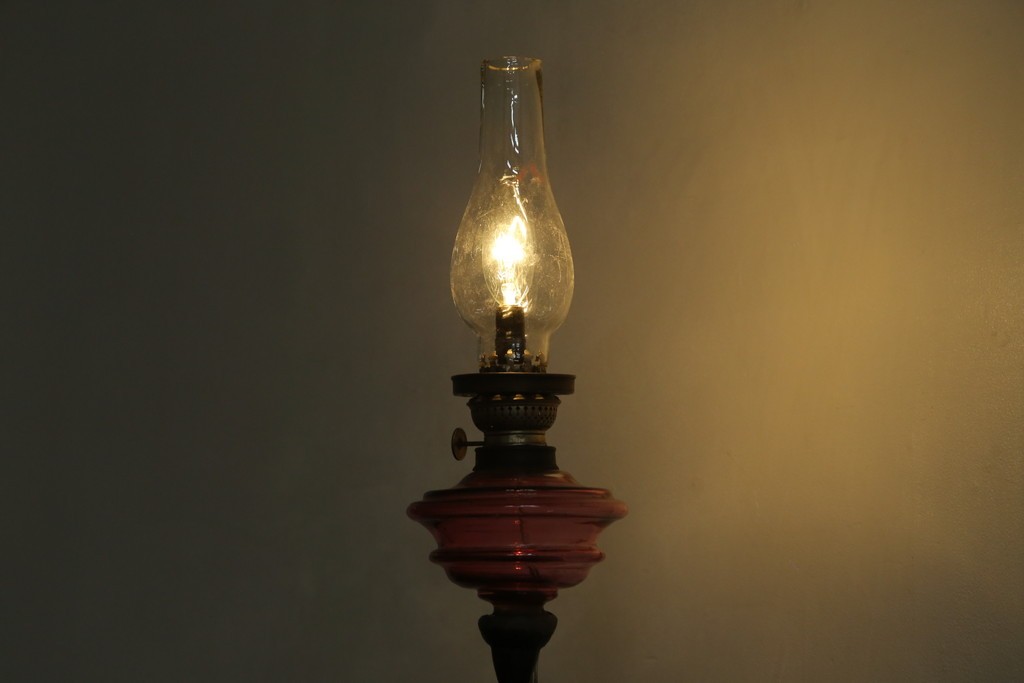 和製アンティーク　オイルランプをリメイク　凝った装飾が目を引くスタンドライト　(R-085113)