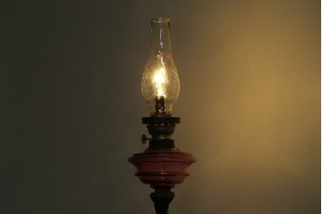 和製アンティーク　オイルランプをリメイク　凝った装飾が目を引くスタンドライト　(R-085113)