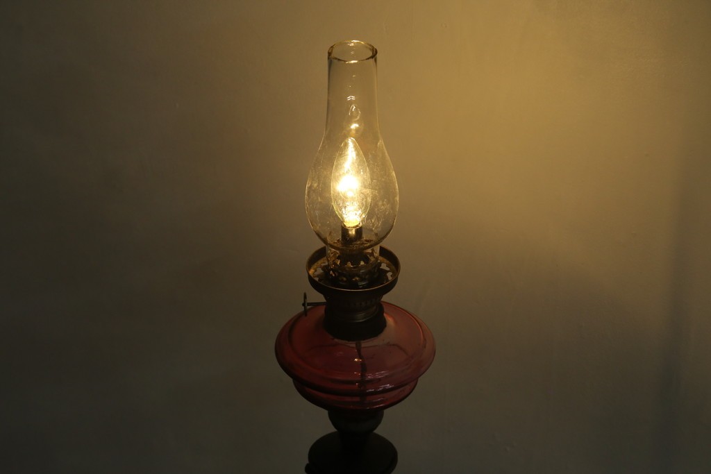 和製アンティーク　オイルランプをリメイク　凝った装飾が目を引くスタンドライト　(R-085113)