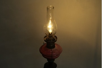 和製アンティーク　オイルランプをリメイク　凝った装飾が目を引くスタンドライト　(R-085113)