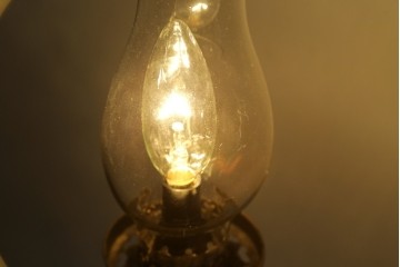 和製アンティーク　オイルランプをリメイク　凝った装飾が目を引くスタンドライト　(R-085113)