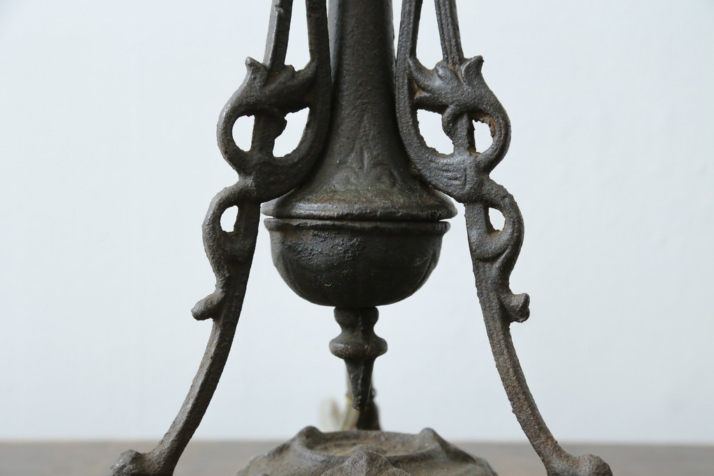 和製アンティーク　オイルランプをリメイク　凝った装飾が目を引くスタンドライト　(R-085113)