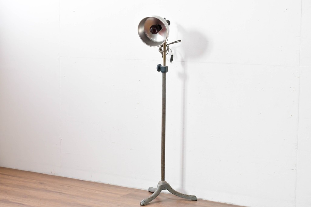 和製ヴィンテージ　古い病院で使用されていたフロアスタンド　(R-085116)