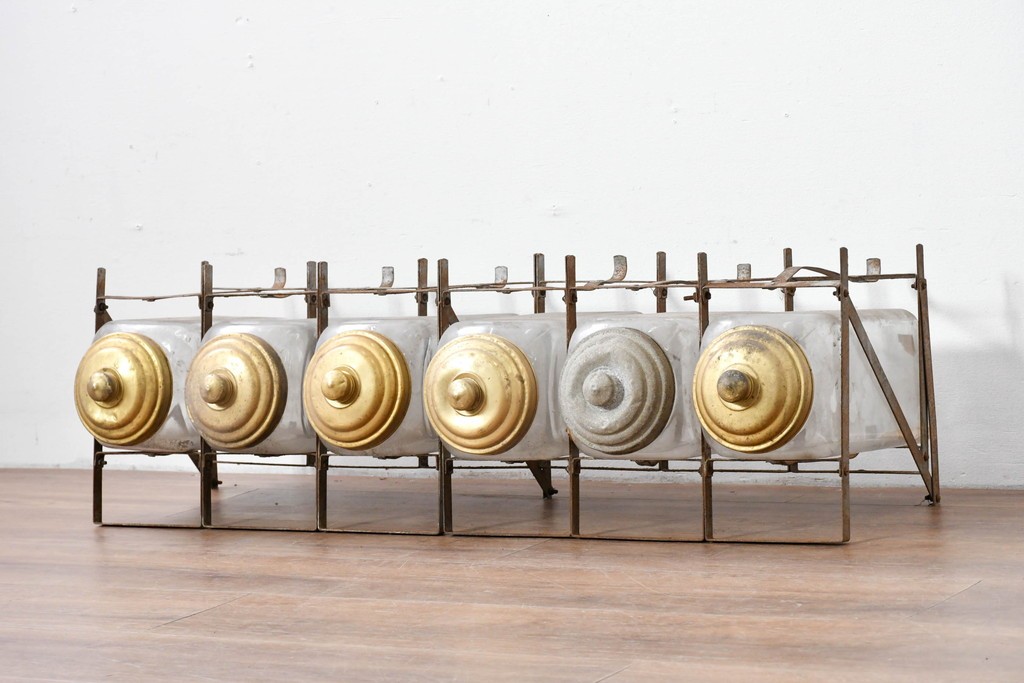 【簡易リペア限定品】　ヨーロッパアンティーク　無骨な鉄枠造りで古びた風合いの6連ガラス瓶　(R-085117)