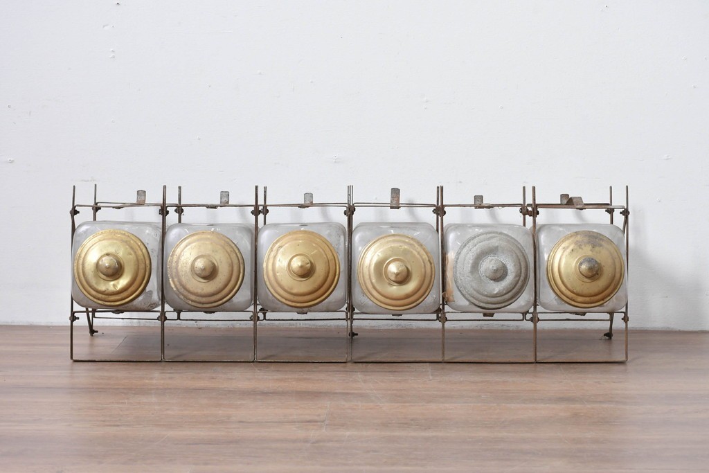 【簡易リペア限定品】　ヨーロッパアンティーク　無骨な鉄枠造りで古びた風合いの6連ガラス瓶　(R-085117)