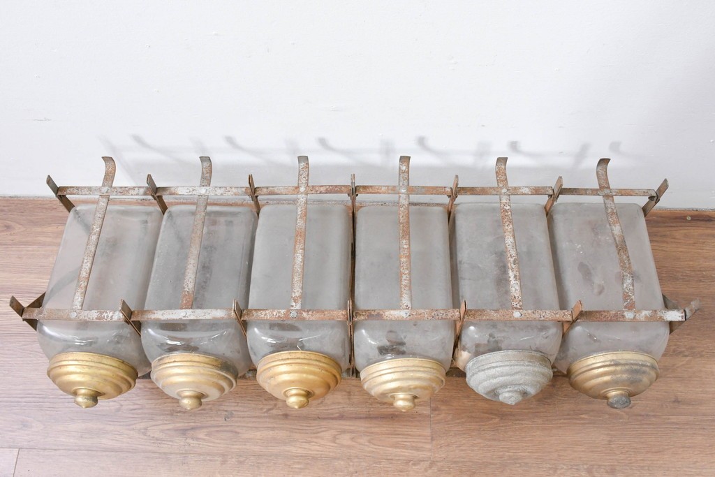 【簡易リペア限定品】　ヨーロッパアンティーク　無骨な鉄枠造りで古びた風合いの6連ガラス瓶　(R-085117)