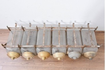 【簡易リペア限定品】　ヨーロッパアンティーク　無骨な鉄枠造りで古びた風合いの6連ガラス瓶　(R-085117)