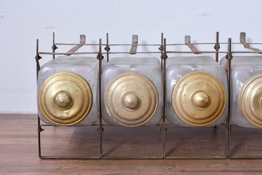 【簡易リペア限定品】　ヨーロッパアンティーク　無骨な鉄枠造りで古びた風合いの6連ガラス瓶　(R-085117)