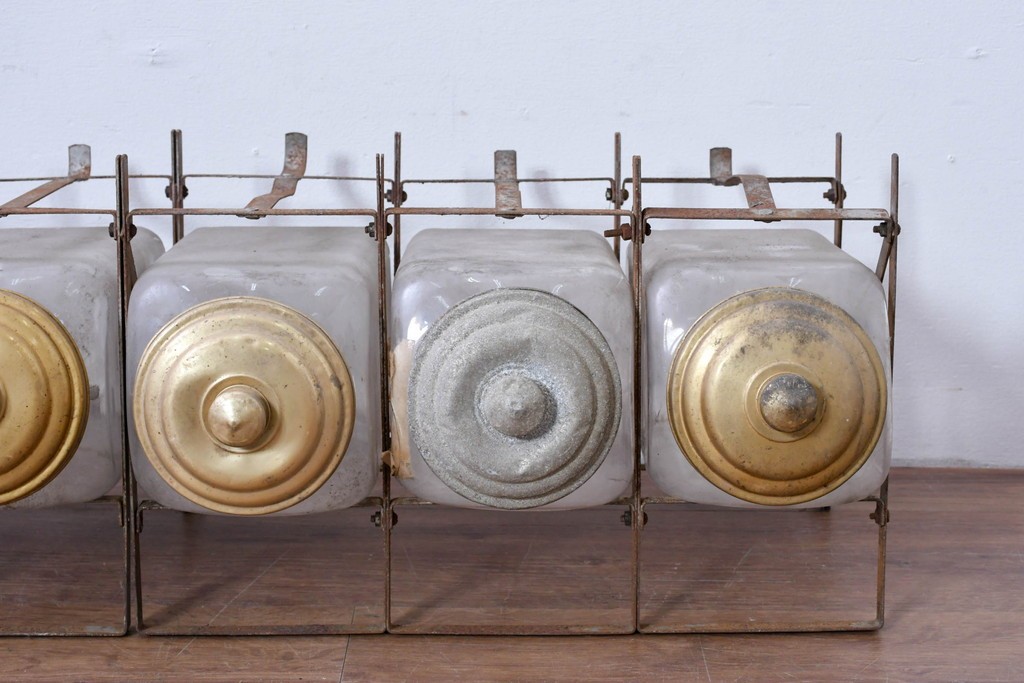 【簡易リペア限定品】　ヨーロッパアンティーク　無骨な鉄枠造りで古びた風合いの6連ガラス瓶　(R-085117)