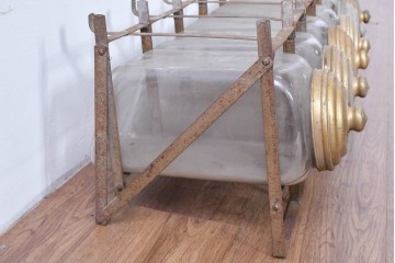 【簡易リペア限定品】　ヨーロッパアンティーク　無骨な鉄枠造りで古びた風合いの6連ガラス瓶　(R-085117)