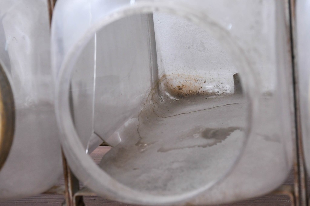 【簡易リペア限定品】　ヨーロッパアンティーク　無骨な鉄枠造りで古びた風合いの6連ガラス瓶　(R-085117)