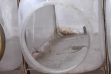 【簡易リペア限定品】　ヨーロッパアンティーク　無骨な鉄枠造りで古びた風合いの6連ガラス瓶　(R-085117)