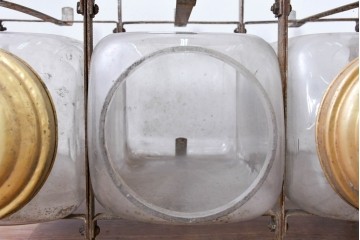 【簡易リペア限定品】　ヨーロッパアンティーク　無骨な鉄枠造りで古びた風合いの6連ガラス瓶　(R-085117)