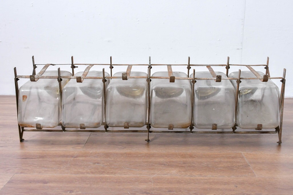 【簡易リペア限定品】　ヨーロッパアンティーク　無骨な鉄枠造りで古びた風合いの6連ガラス瓶　(R-085117)