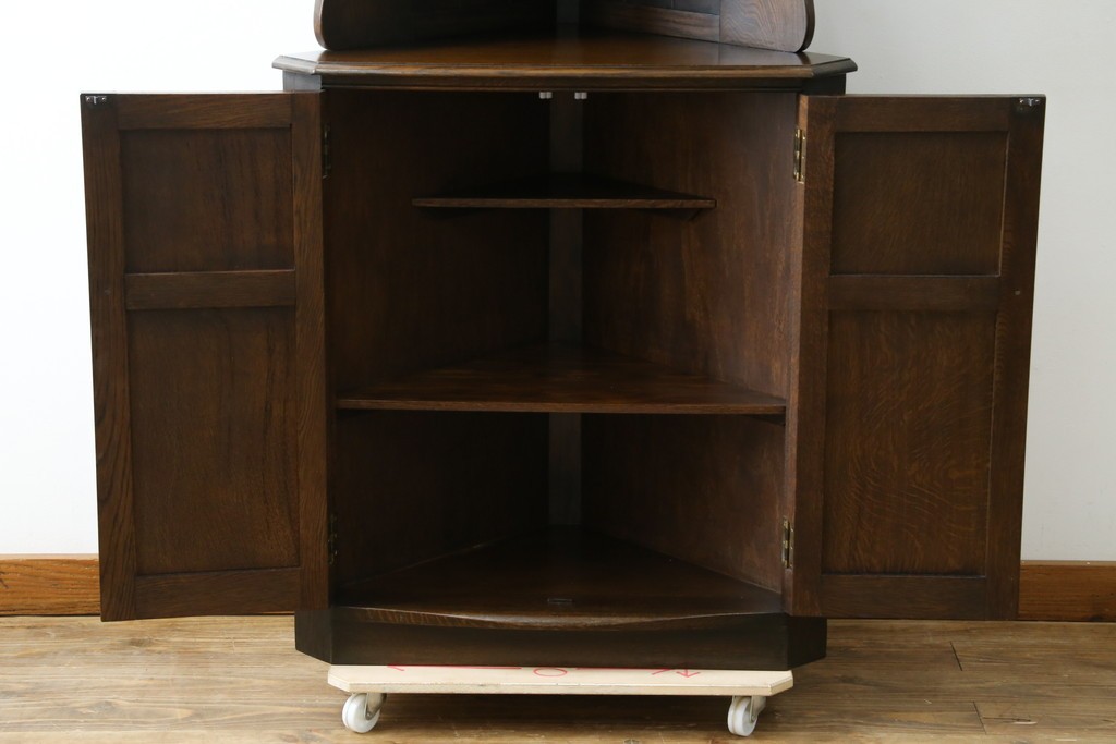 イギリスヴィンテージ　オーク材　優美な曲線シルエットのコーナーラック　(R-085122)