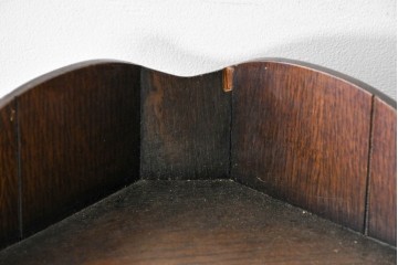 イギリスヴィンテージ　オーク材　優美な曲線シルエットのコーナーラック　(R-085122)