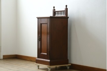 フランスアンティーク　挽物装飾が上品な一枚扉のサイドキャビネット　(R-085123)