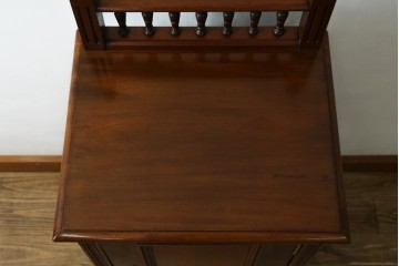 フランスアンティーク　挽物装飾が上品な一枚扉のサイドキャビネット　(R-085123)
