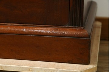 フランスアンティーク　挽物装飾が上品な一枚扉のサイドキャビネット　(R-085123)