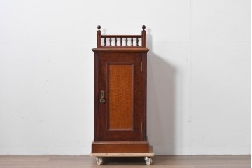 フランスアンティーク　挽物装飾が上品な一枚扉のサイドキャビネット　(R-085123)