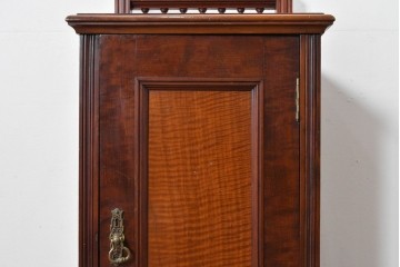 フランスアンティーク　挽物装飾が上品な一枚扉のサイドキャビネット　(R-085123)