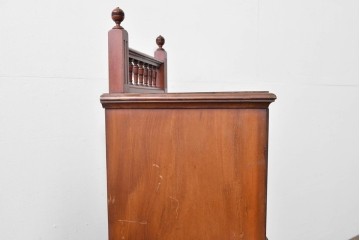 フランスアンティーク　挽物装飾が上品な一枚扉のサイドキャビネット　(R-085123)