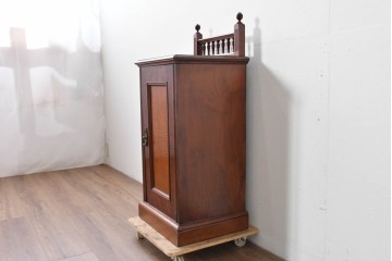 フランスアンティーク　挽物装飾が上品な一枚扉のサイドキャビネット　(R-085123)