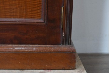 フランスアンティーク　挽物装飾が上品な一枚扉のサイドキャビネット　(R-085123)