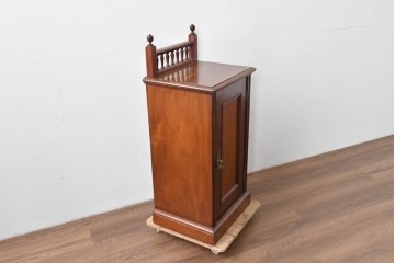 フランスアンティーク　挽物装飾が上品な一枚扉のサイドキャビネット　(R-085123)