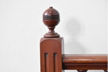 フランスアンティーク　挽物装飾が上品な一枚扉のサイドキャビネット　(R-085123)