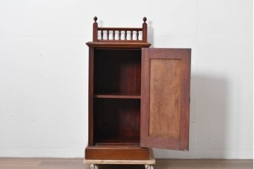 フランスアンティーク　挽物装飾が上品な一枚扉のサイドキャビネット　(R-085123)