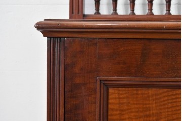 フランスアンティーク　挽物装飾が上品な一枚扉のサイドキャビネット　(R-085123)