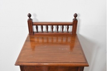 フランスアンティーク　挽物装飾が上品な一枚扉のサイドキャビネット　(R-085123)