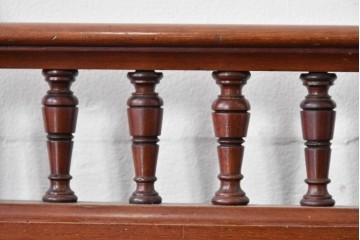 フランスアンティーク　挽物装飾が上品な一枚扉のサイドキャビネット　(R-085123)