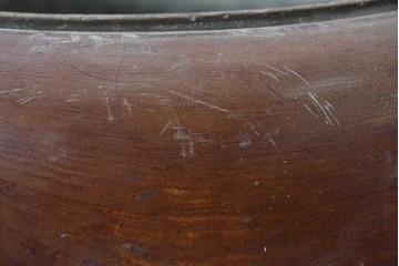 和製アンティーク　総欅(ケヤキ)材　漆塗り　木目の表情がよく表れた丸いフォルムのくり抜き火鉢　(R-085125)