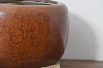 和製アンティーク　総欅(ケヤキ)材　漆塗り　木目の表情がよく表れた丸いフォルムのくり抜き火鉢　(R-085125)