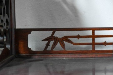 和製ヴィンテージ　花梨　松の彫刻が映える六尺サイズの飾り棚　(R-085126)