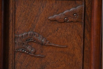 和製ヴィンテージ　花梨　松の彫刻が映える六尺サイズの飾り棚　(R-085126)