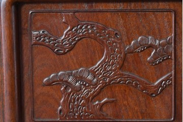 和製ヴィンテージ　花梨　松の彫刻が映える六尺サイズの飾り棚　(R-085126)