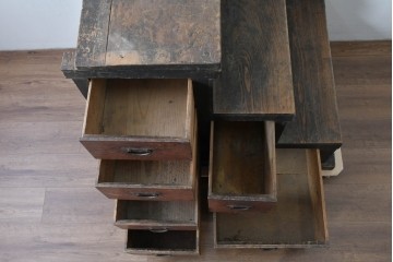 和製アンティーク　低いサイズが珍しい引き出しの多い階段箪笥　(R-085128)